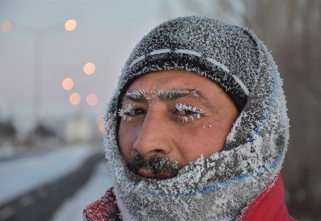 karsta-kasi,-kirpikleri,-biyigi-buz-tutan-vatandas-soguk-hava-cilesine-mani-kostu-(1).jpg