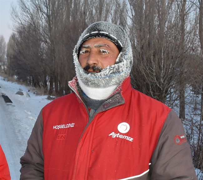 karsta-kasi,-kirpikleri,-biyigi-buz-tutan-vatandas-soguk-hava-cilesine-mani-kostu-(4).jpg