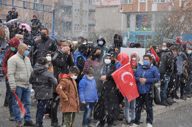 lapa-lapa-kar-yagisi-altinda-cumhuriyet-coskusu-(12).jpg