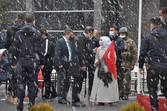 lapa-lapa-kar-yagisi-altinda-cumhuriyet-coskusu-(6).jpg