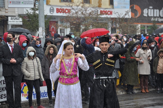 lapa-lapa-kar-yagisi-altinda-cumhuriyet-coskusu-(7).jpg