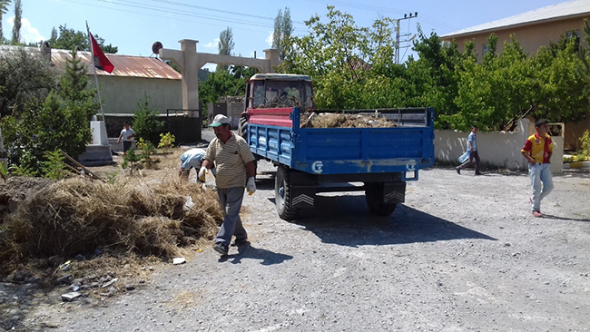 mezarlikta-ot-temizligi-ve-bakim-calismalari-yapiliyor-(3).jpg