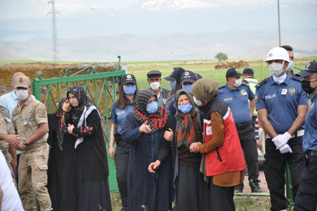 polis-memuru-memleketi-kars’ta-topraga-verildi!-(10).jpg