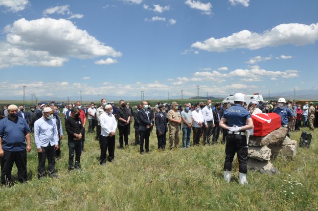 polis-memuru-memleketi-kars’ta-topraga-verildi!-(13).jpg