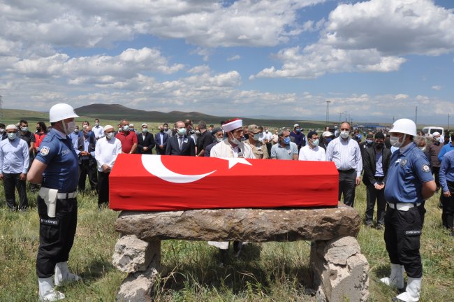 polis-memuru-memleketi-kars’ta-topraga-verildi!-(14).jpg