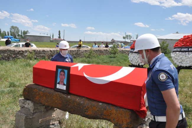 polis-memuru-memleketi-kars’ta-topraga-verildi!-(15).jpg