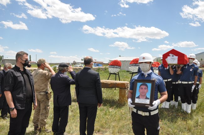 polis-memuru-memleketi-kars’ta-topraga-verildi!-(16).jpg