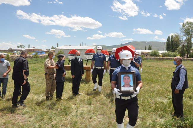 polis-memuru-memleketi-kars’ta-topraga-verildi!-(17).jpg