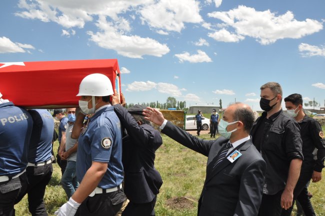 polis-memuru-memleketi-kars’ta-topraga-verildi!-(19).jpg