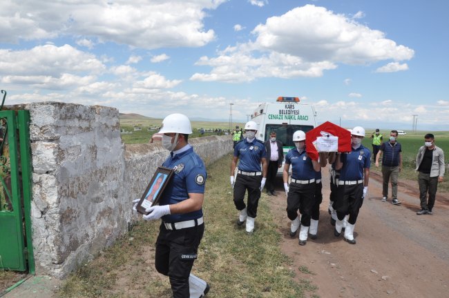 polis-memuru-memleketi-kars’ta-topraga-verildi!-(8).jpg