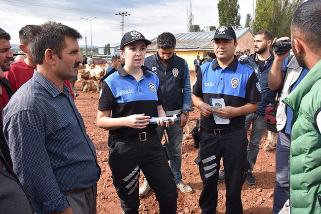 polisten-kars-hayvan-pazarinda-uygulamali-sahte-para-uyarisi-(1).jpg