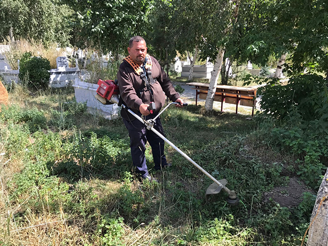 sarikamis’ta-mezarliklarin-otlari-temizleniyor-(2).jpg