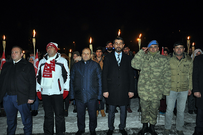 sarikamis-sehitleri-icin-eksi-15-derecede-saygi-nobeti-(10).jpg