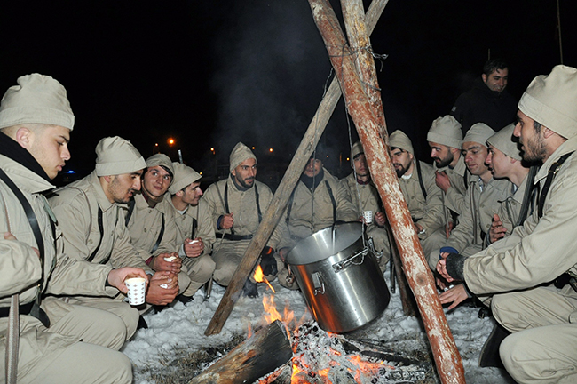 sarikamis-sehitleri-icin-eksi-15-derecede-saygi-nobeti-(17).jpg