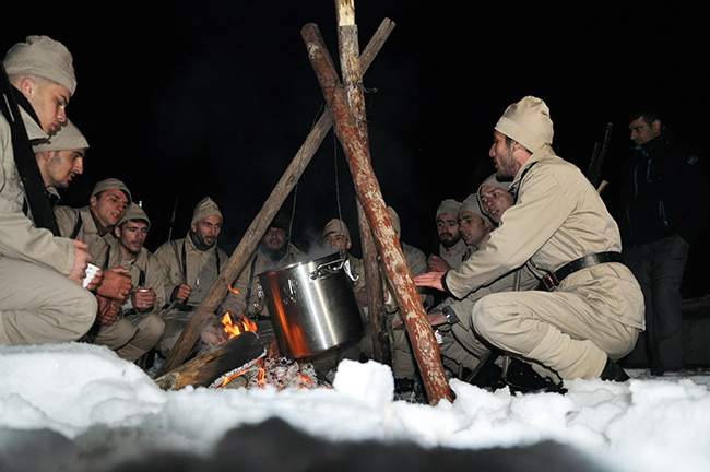 sarikamis-sehitleri-icin-eksi-15-derecede-saygi-nobeti-(18).jpg