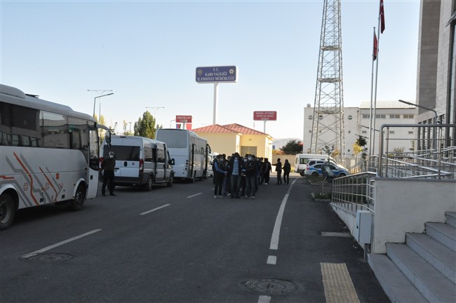 siber-ve-istihbarat-ceteyi-cokertti!-zanlilar-kars’a-getirildi!-(2).jpg