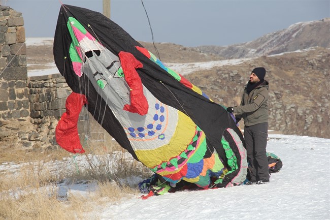 uc-boyutlu-8-metrelik-sahmeran-ucurtmasi-kars-semalarinda-(8).jpg