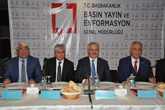 ulastira,-denizcilik-ve-haberlesme-bakani-ahmet-arslan,-basin-yayin-ve-enformasyon-genel-mudurlugu-tarafindan-karsta-bir-otelde-duzenlenen-“yerel-medya-bulusmasi”-programina-katildi.--(2).jpg