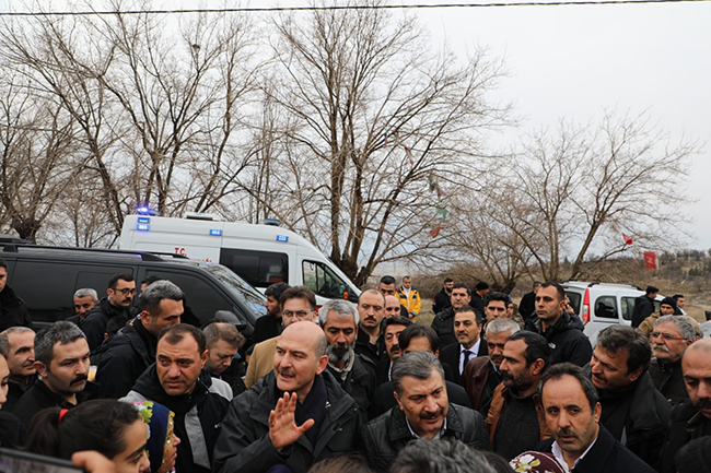 vali-turker-oksuz,-bakanlar-ile-elazig-deprem-bolgesinde-(3).jpg