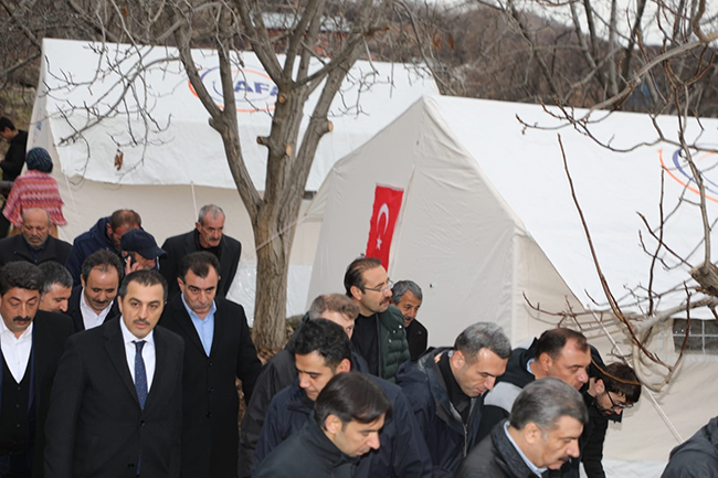 vali-turker-oksuz,-bakanlar-ile-elazig-deprem-bolgesinde-(4).jpg